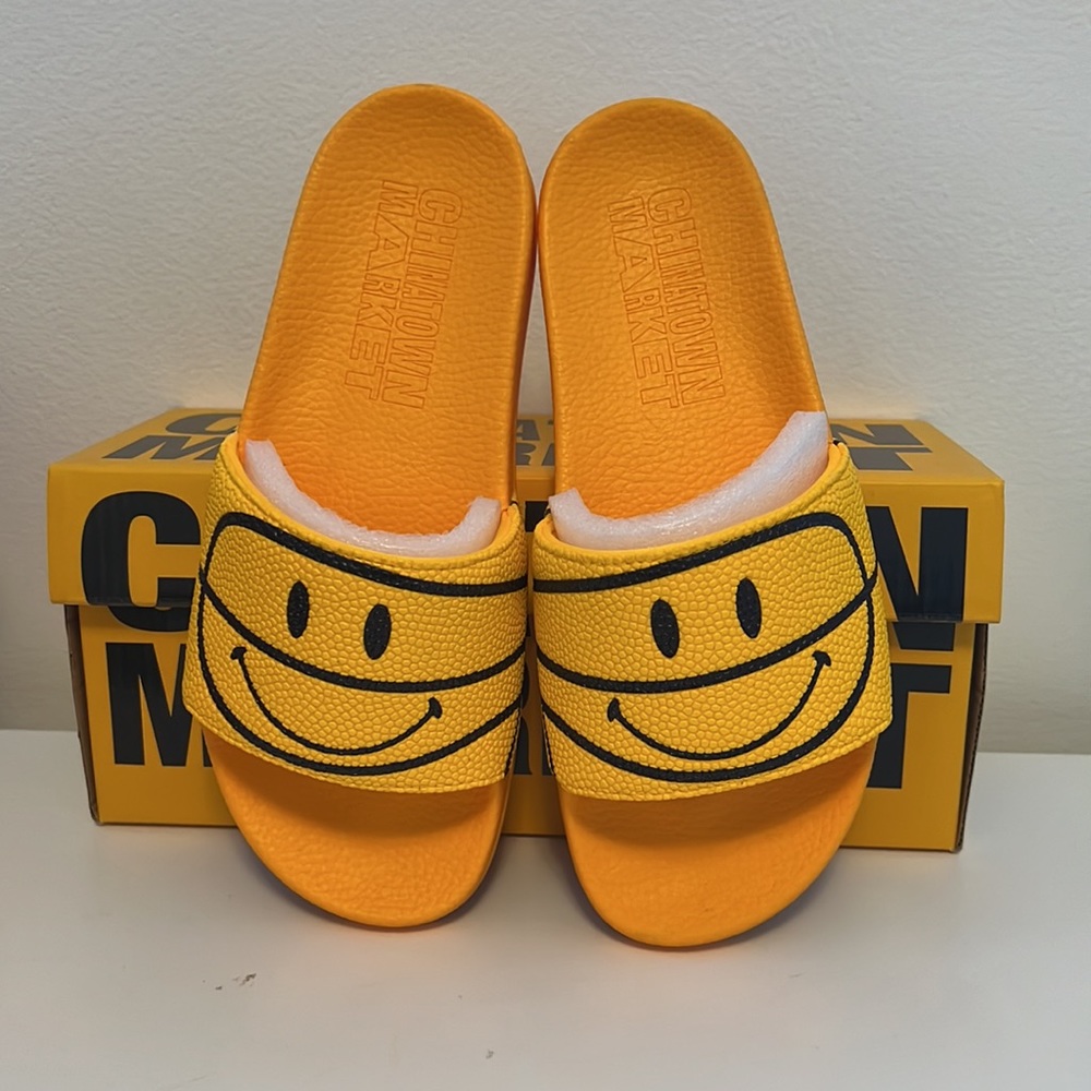 CHINATOWN MARKET SMILEY SLIPPERS